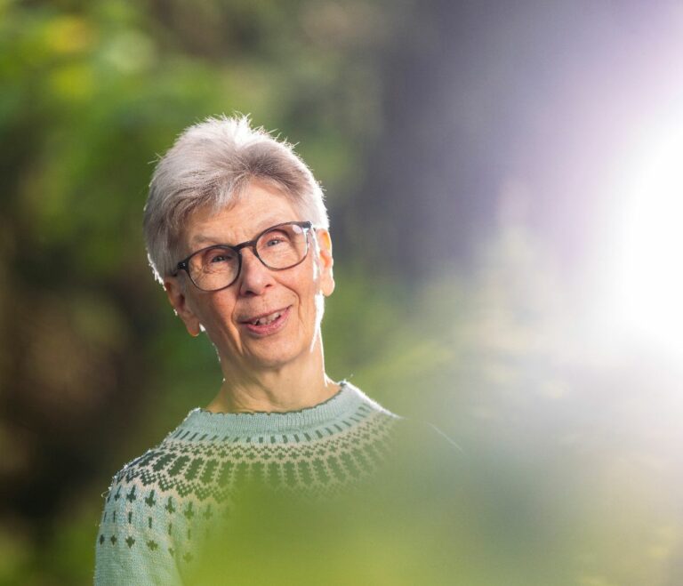 Päivi Tuominen ulkoilee metsässä – kolesteroli saatiin kuriin statiini­läkkeillä