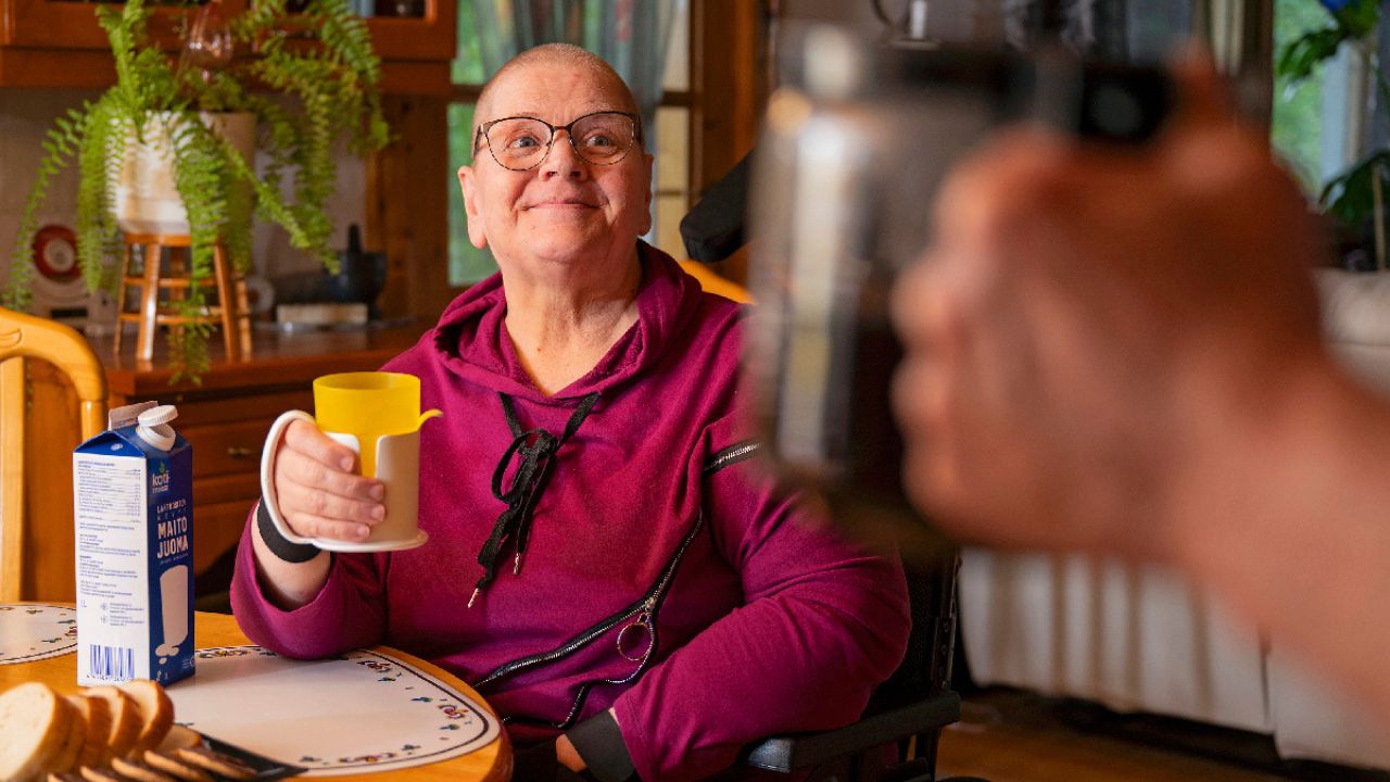 Nainen pitelee kahvikuppia ja kertoo närästyksen kokemuksistaan.