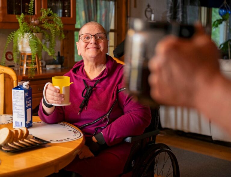 Arja Marjatsalo-Kyllästinen pitelee kahvikuppia ja kertoo närästyksen kokemuksistaan.