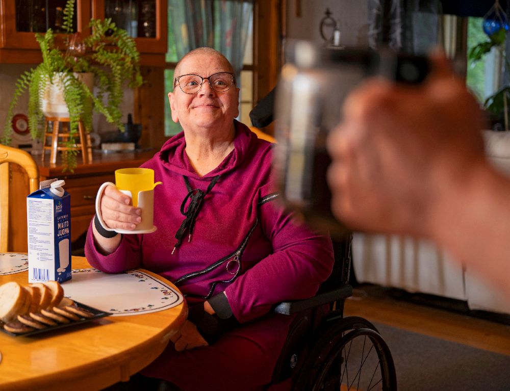 Arja Marjatsalo-Kyllästinen pitelee kahvikuppia ja kertoo närästyksen kokemuksistaan.