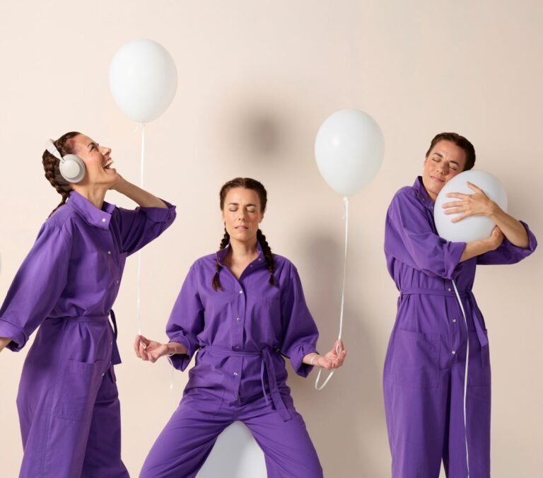 Kolme violetissa haalarissa olevaa henkilöä ilmentää mielihyvää ja rentoutumista – kuvitus mielihyvähormonien vaikutuksesta hyvään oloon.