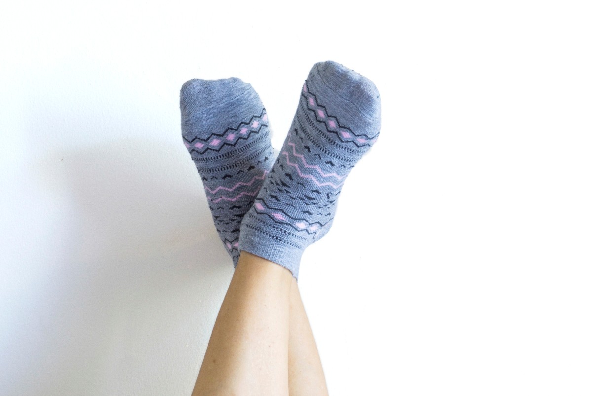 Jalat rennosti pystyssä sohvalla, laiskottelu auttaa palautumaan.