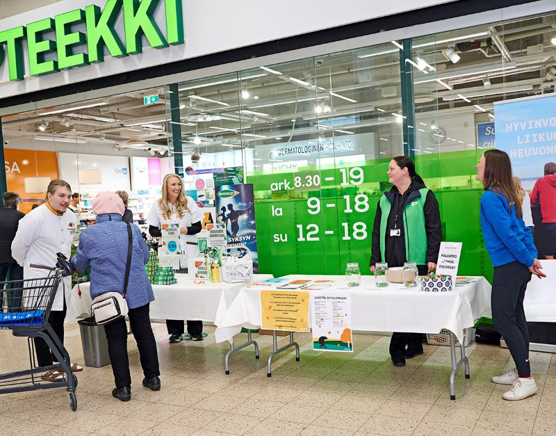 Liikkujan Apteekki -tapahtumassa apteekin edustalla maistatetaan teemapäivän yhteydessä vitamiinijuomaa ja jaetaan liikunta- ja ravintovinkkejä.