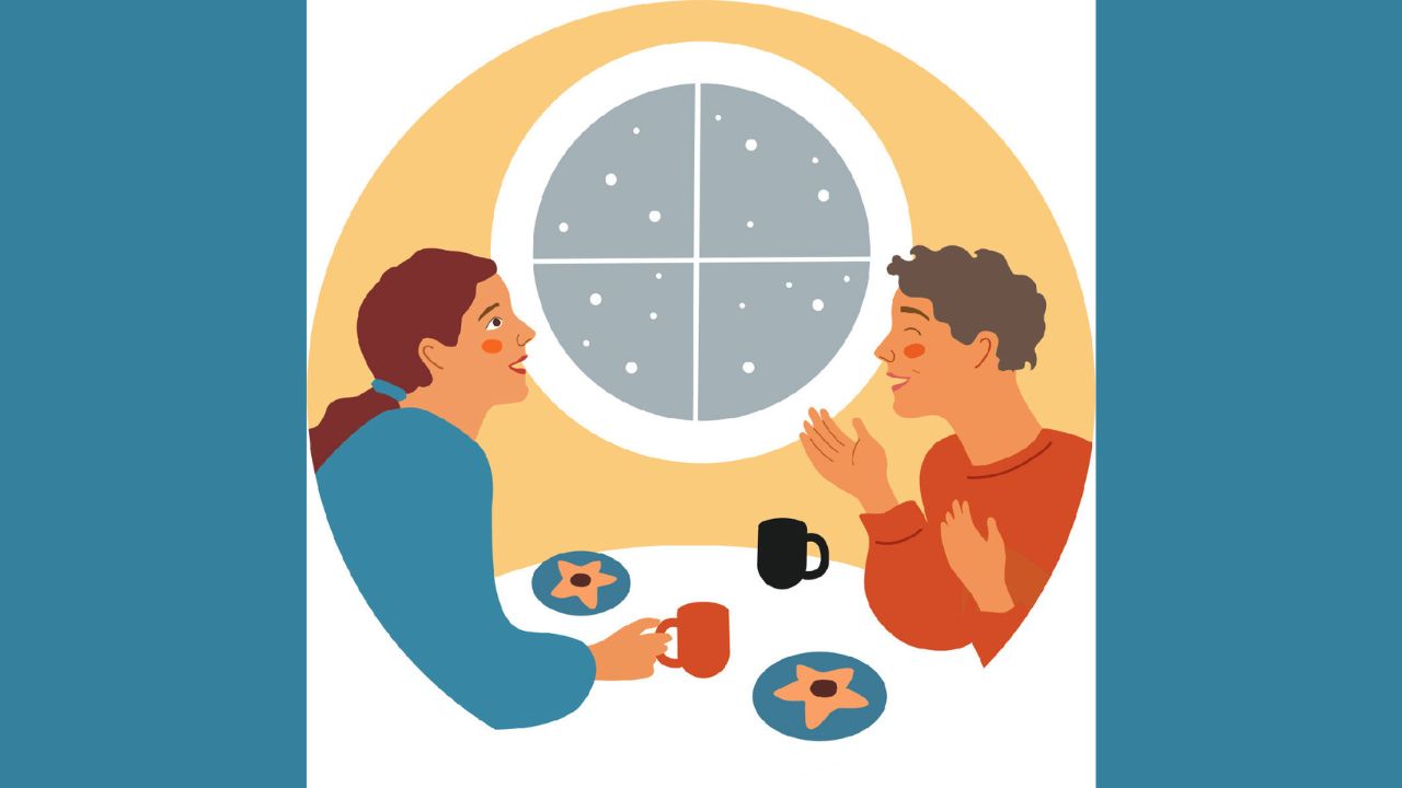 Kaksi ihmistä syö joulutorttuja ja juo glögiä sisällä. Yhteys toisiin voi lievittää yksinäisyyttä.